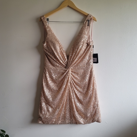 Ieena for Mac Duggal, Front Twist Plunging Sequined Mini Dress,Rose Gold,Size 12 - Picture 4 of 10